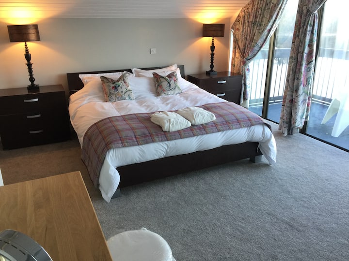 ห้องนอนใหญ่มีระเบียงให้ชมวิวทะเลสาบที่สวยงาม 