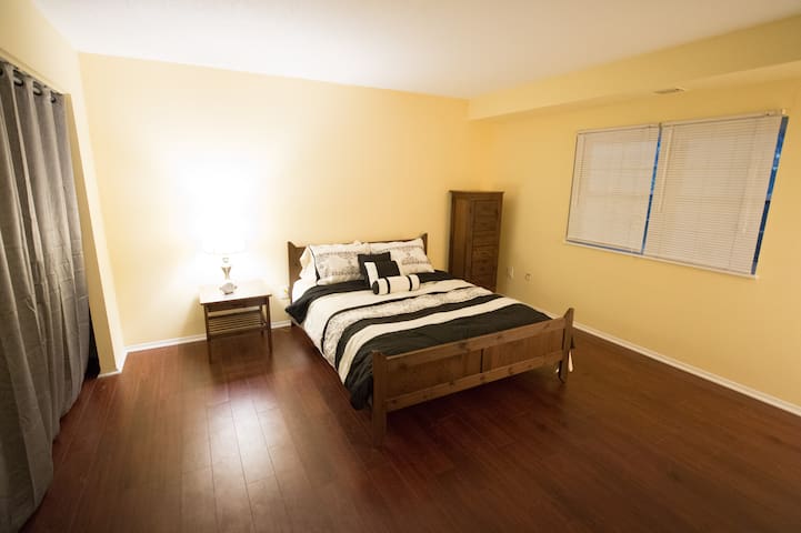 Charming 2 Bedrooms condo, 1.5 bath, Pet friendly.