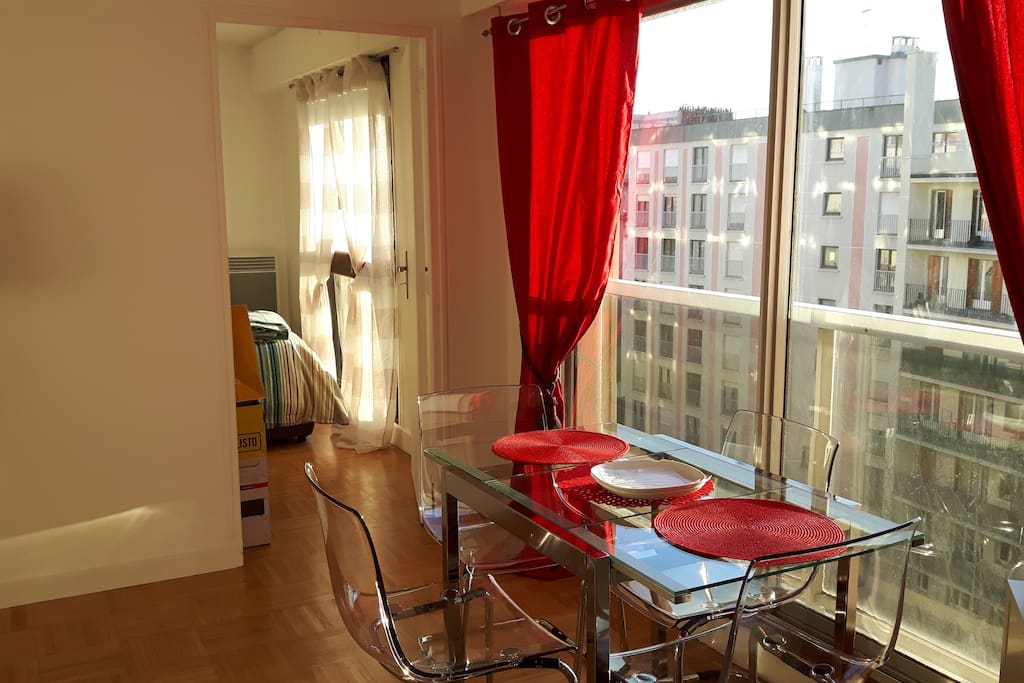 Séjour ensoleillé donnant accès à la chambre