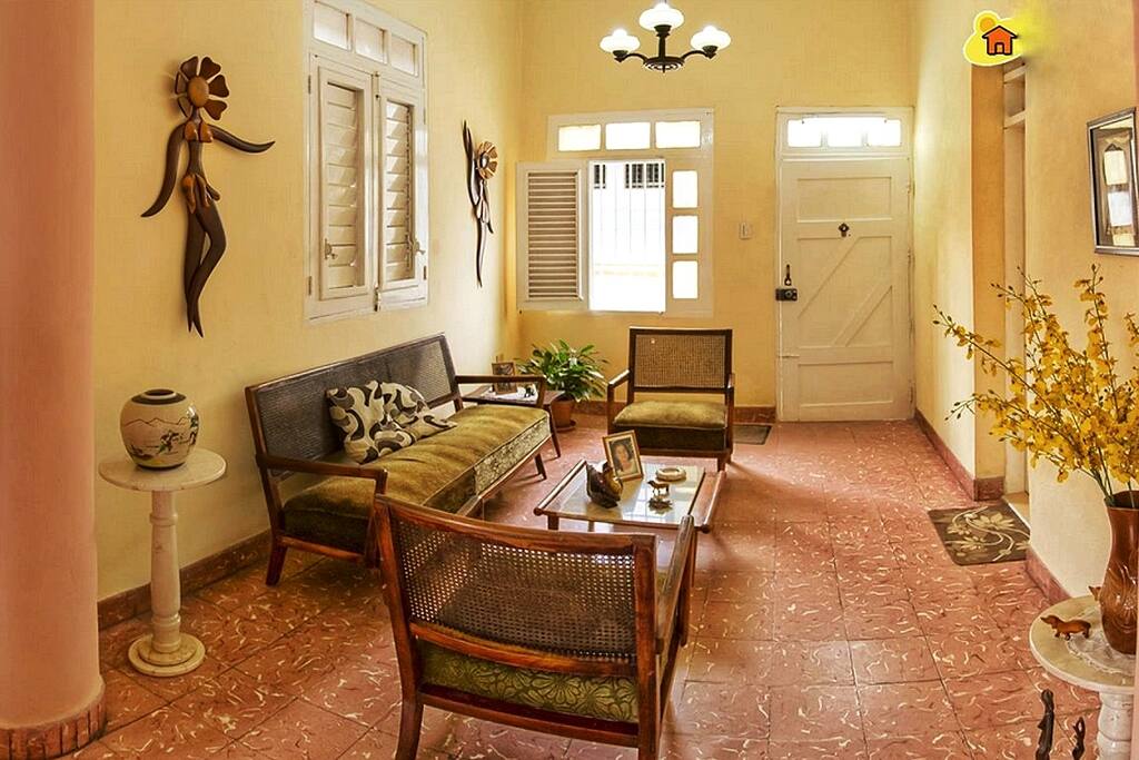 A large living room where you can enjoy the cozy atmosphere of a Cuban family home