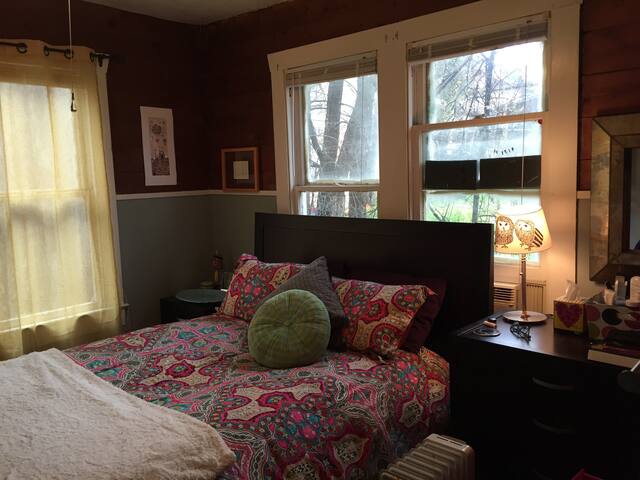 SXSW DEAL Rustic Downtown Cottage gallery image 3