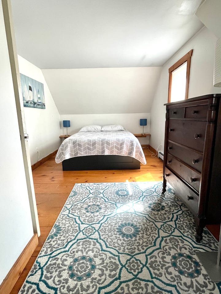 Dormitorio 2: cama tamaño queen, vestidor, ventilador, aire acondicionado.