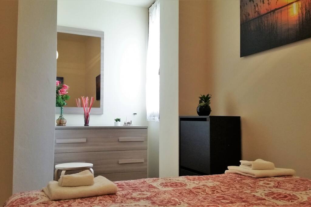 cameretta con letto alla francese