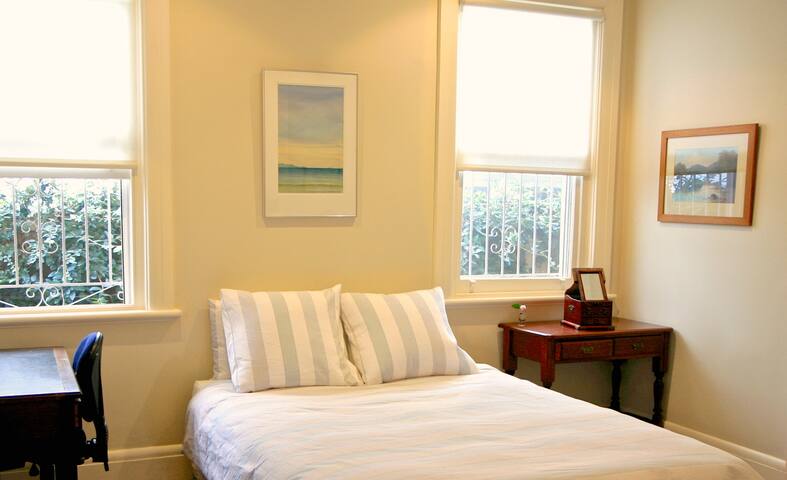 Sydney Harbour Haven – sunny, spacious and modern gallery image 4