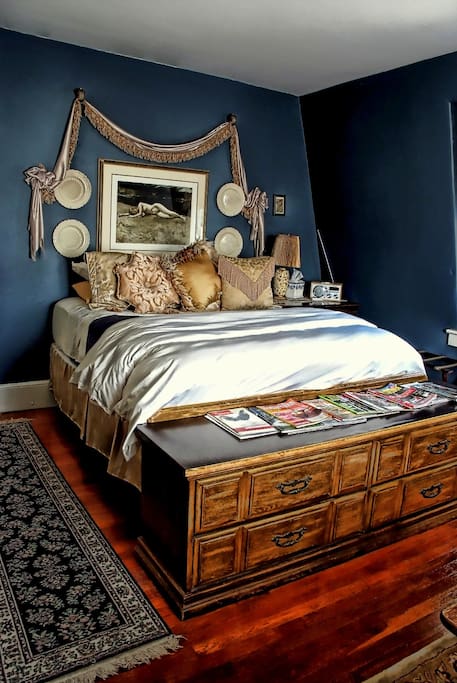 Freud Suite offers a plush, yet firm King bedding