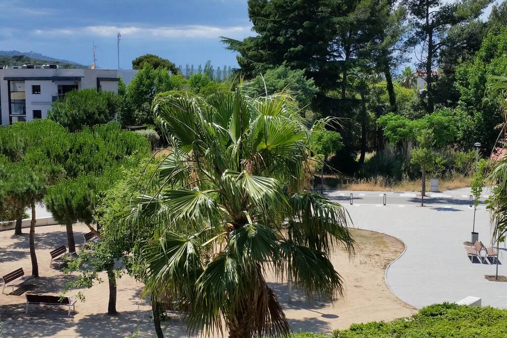 plaza debajo del apartamento