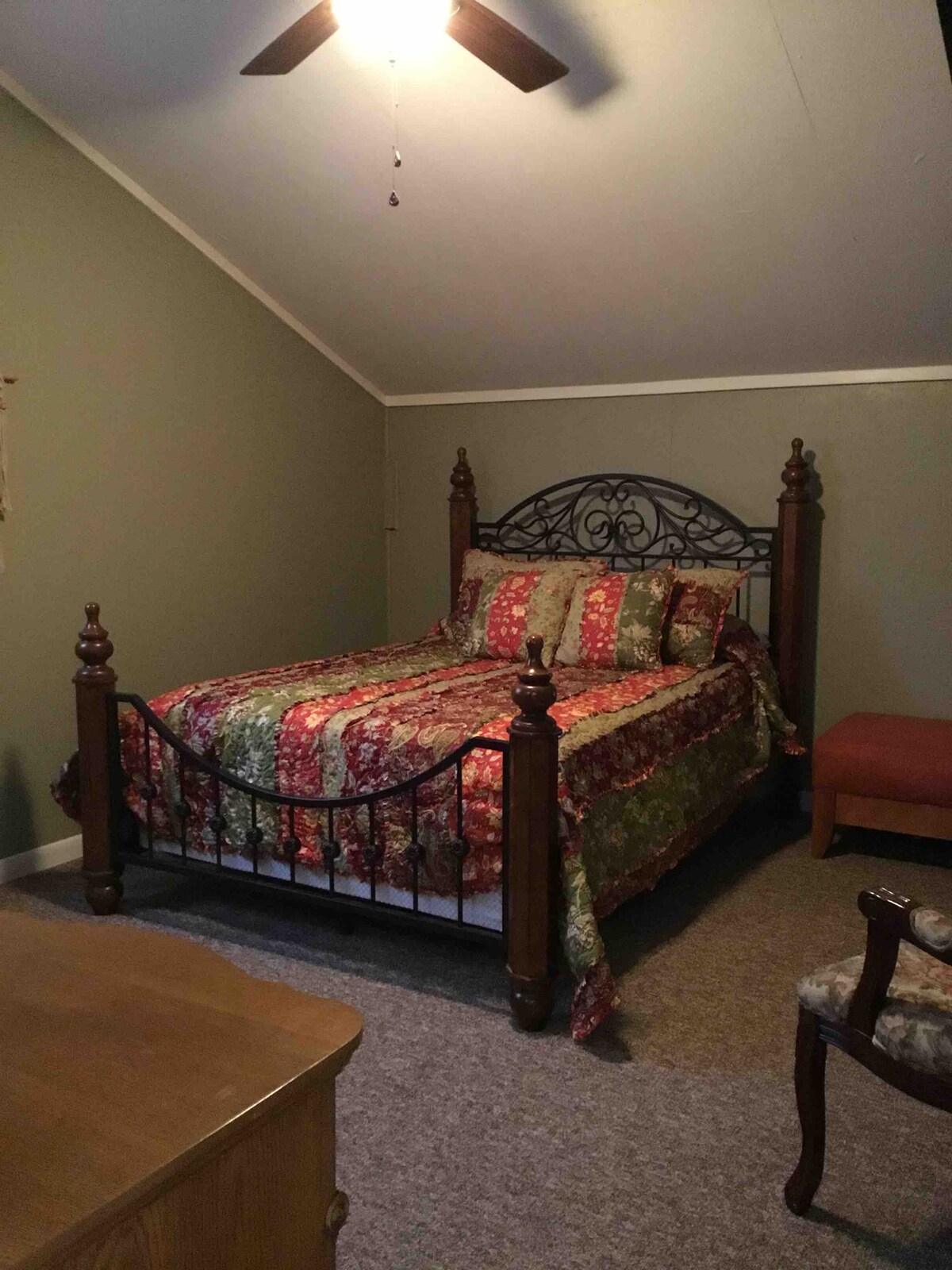 เตียงควีนไซส์ … ห้องนอนทุกห้องอยู่ชั้นบน