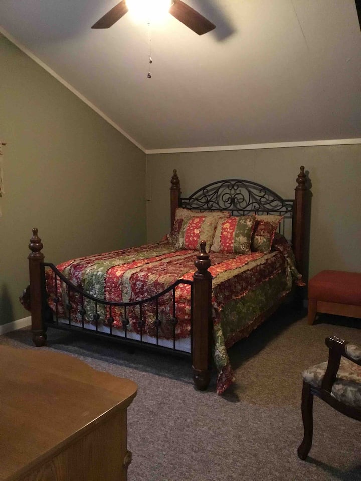 Bračni krevet (160x200) … sve spavaće sobe su na katu