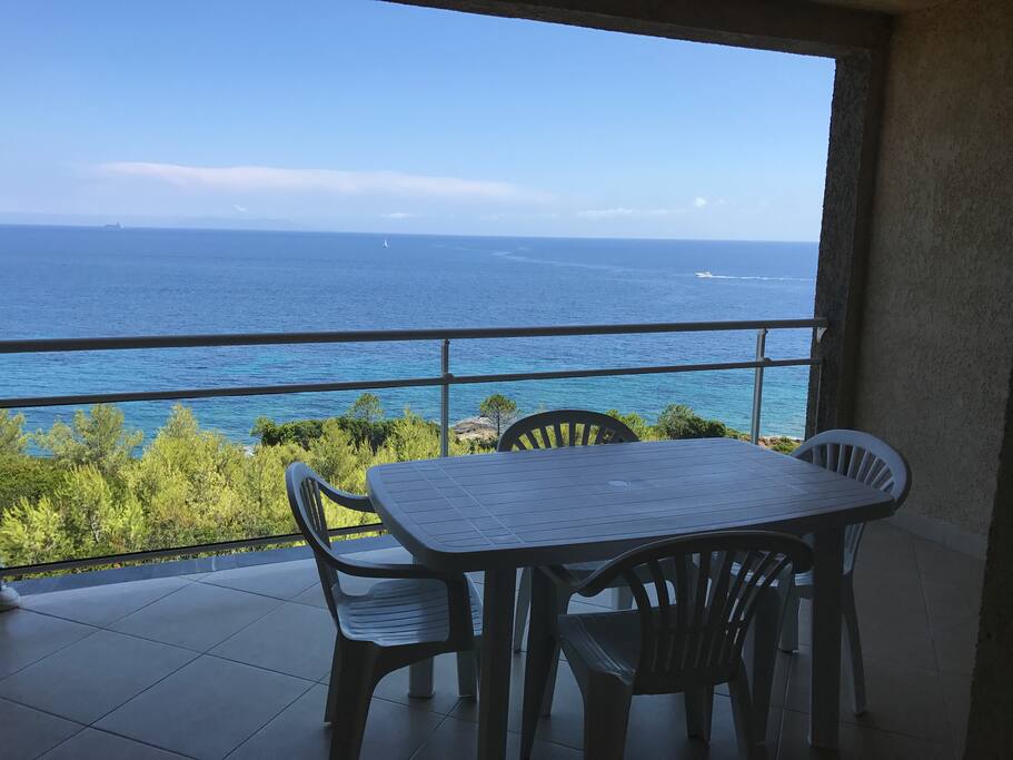 Terrasse couverte 15m2 vue sur île italienne Capraïa