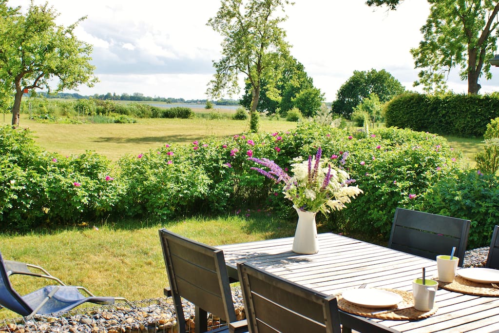 Sitze auf der Terrasse und genieße den Blick über den Garten und die Schoritzer Wiek