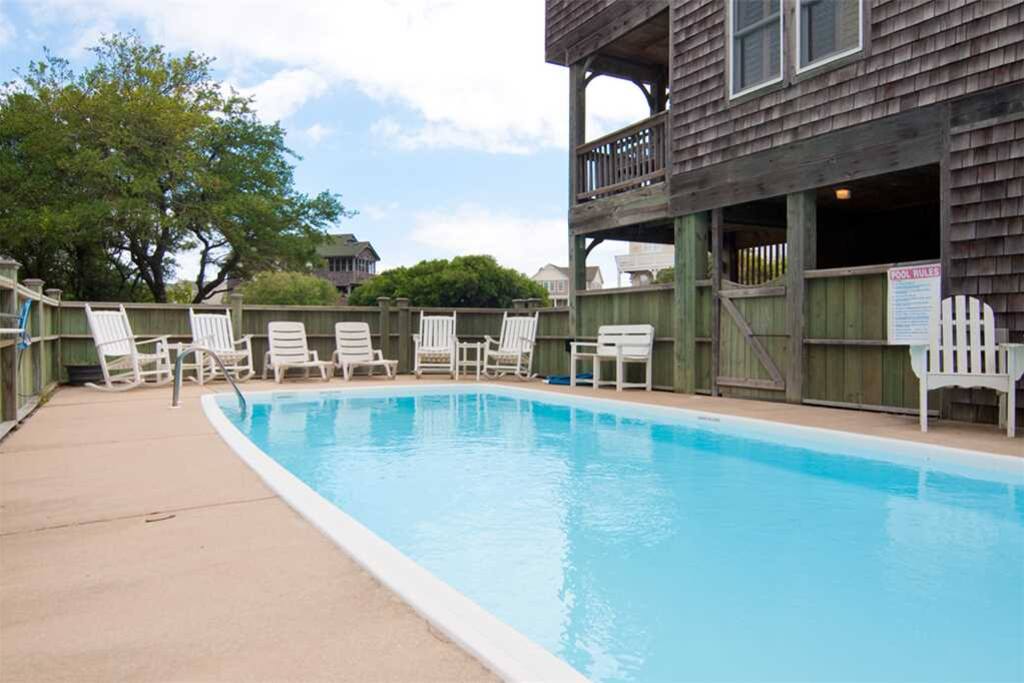 JR58: Tide To The Beach | Pool Area