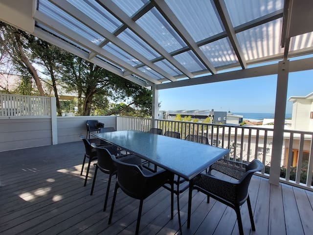 Bacchus Beach House, walk to beach, pet friendly
