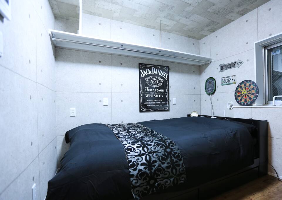 There are a shower room,toilet,kitchen,and comfort able doublesize bed (145×215)and futon.