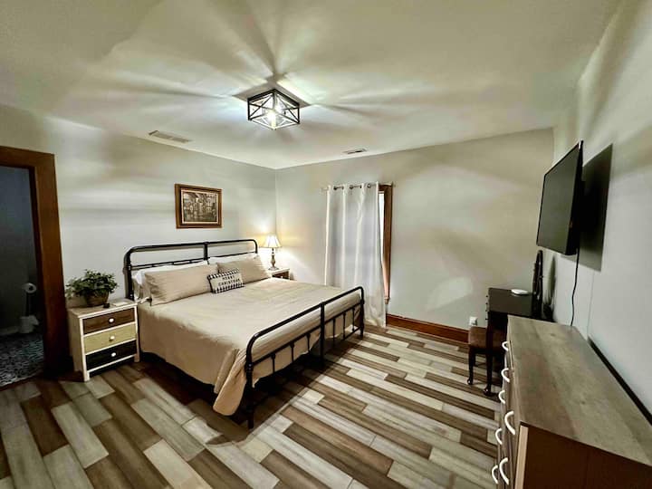 Manželská posteľ s vlastnou kúpeľňou + bambusová podlaha a televízor Roku