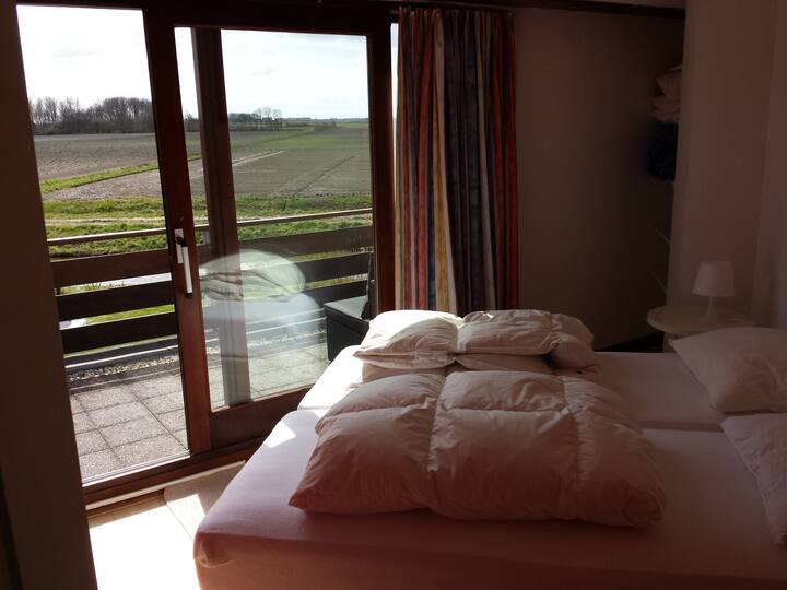 1号卧室配有双人床和带座椅的阳台