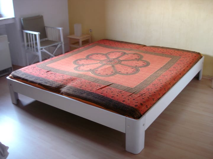 Საძინებელი 1 (3 საწოლი)