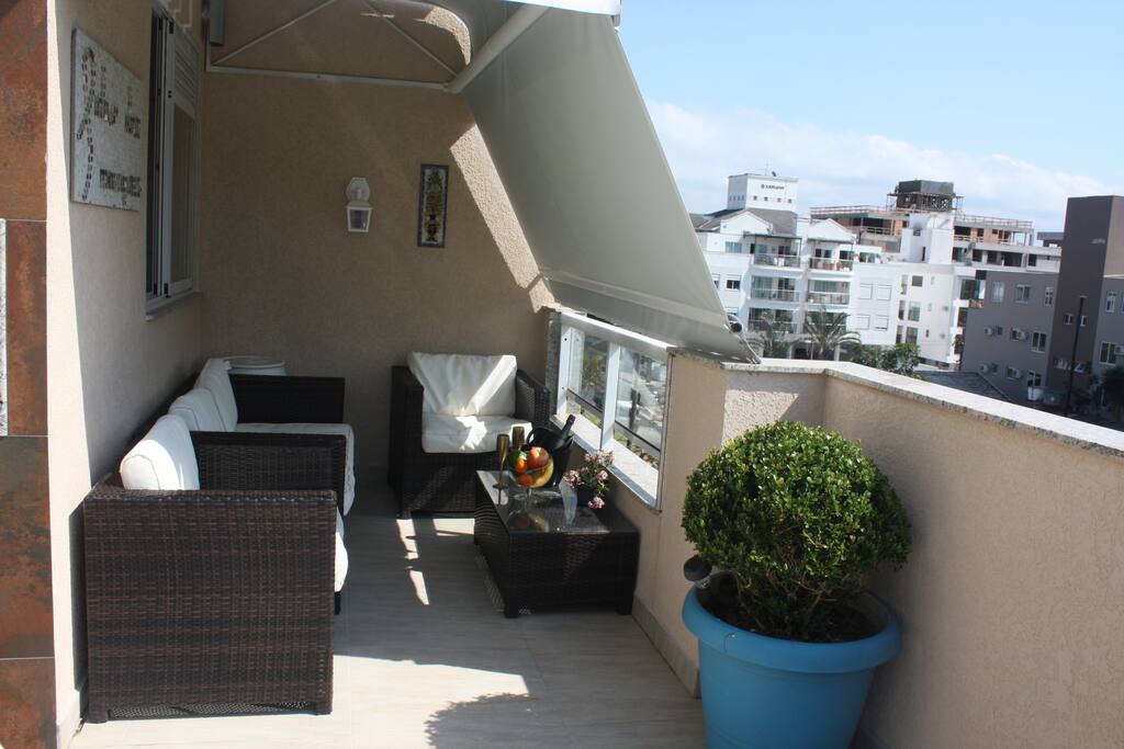 sala externa com sofá - sombra