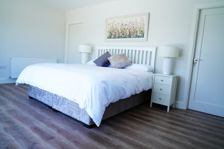 Quarto principal com suíte espaçosa. Separe-a e seus roupões walk-in