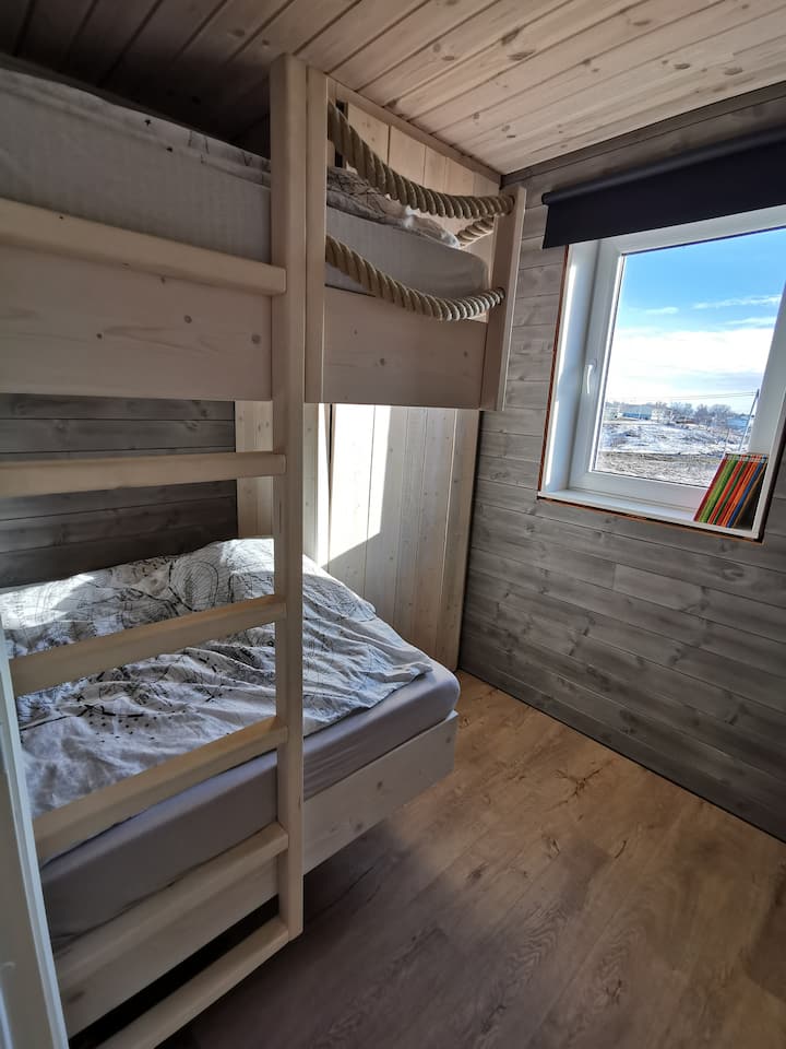 Dormitorio 2, 1 litera con 2 camas con 130 cm de ancho. Esto se utiliza como guardería, así que aquí tenemos varios libros infantiles que son agradables de leer. 

