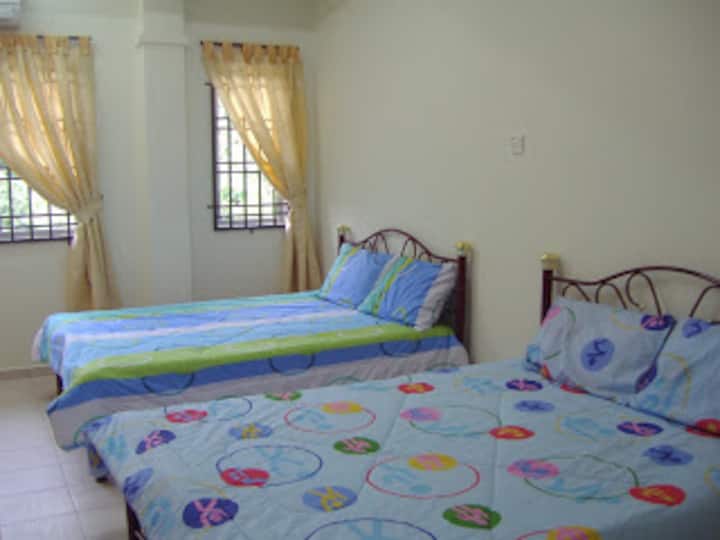 Habitación con cama principal
con aire acondicionado de 2 CV