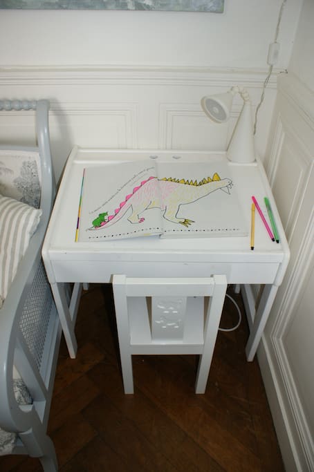 Salon : Bureau enfant (crayons et feuilles à disposition).
