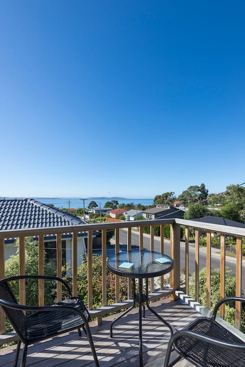 Mystay on Myuna -   
2 blocks from the beach