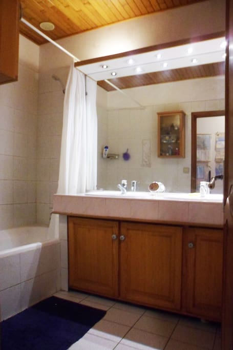 Grande Salle de Bain avec rangements
