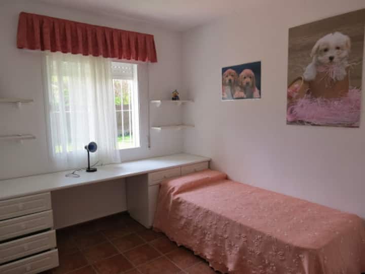 Dormitorio doble con cama debajo de la visible, tb de 90 cm,  que se saca facilmente y de las mismas características. Con armario, cajonera y amplio escritorio