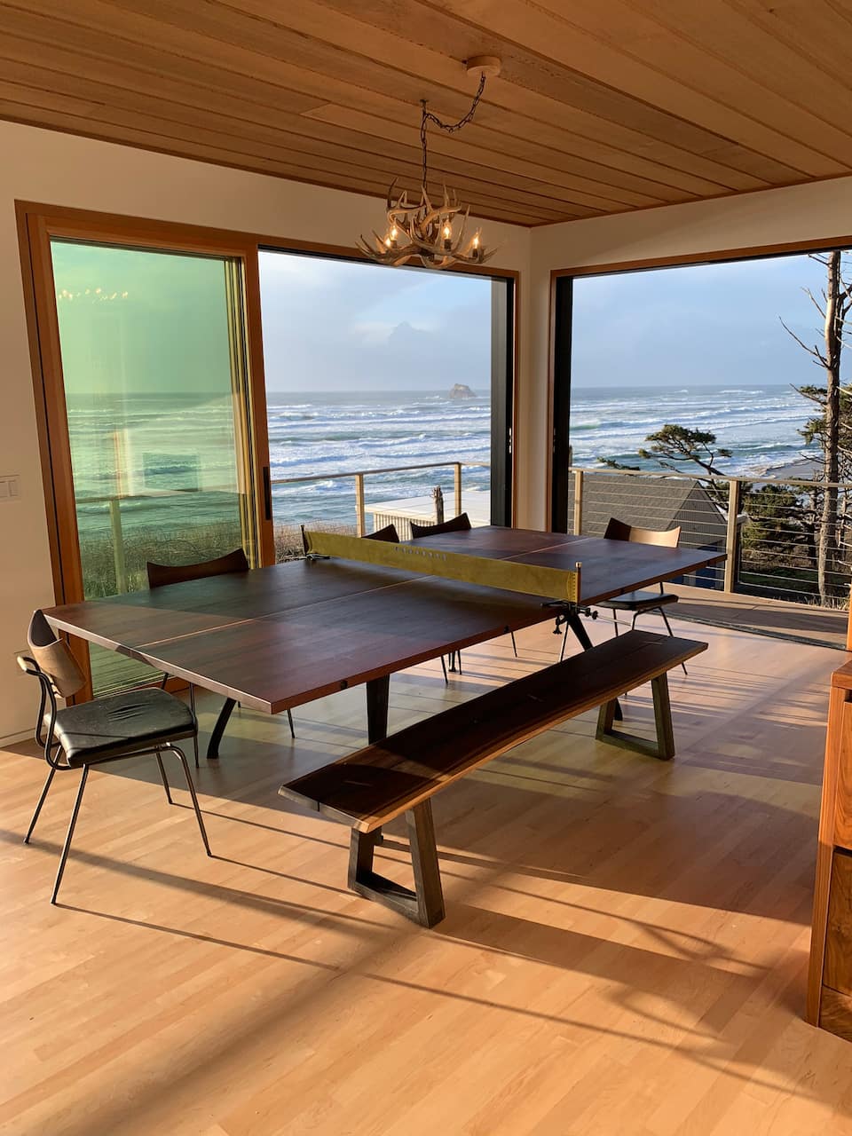 A Kundig-inspired glass house on Falcon Cove, Arch Cape, Oregon, United States, photo 2 of 10