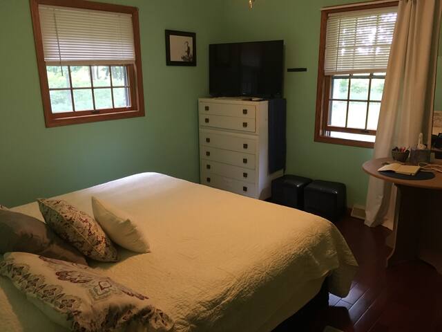 Escape to Wooded Retreat!  EZ access off I-43