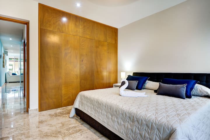 Dormitorio de invitados con cama tamaño king