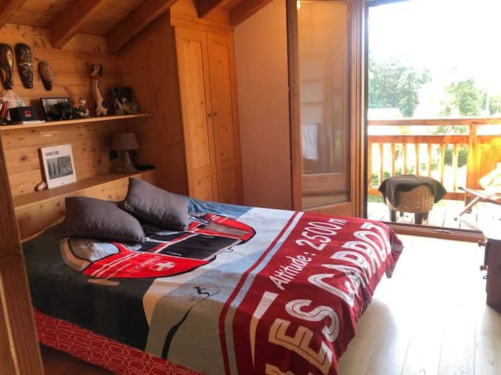 Spavaća soba 3,  kat  s balkonom opremljen električnim sjenilom + televizorom.