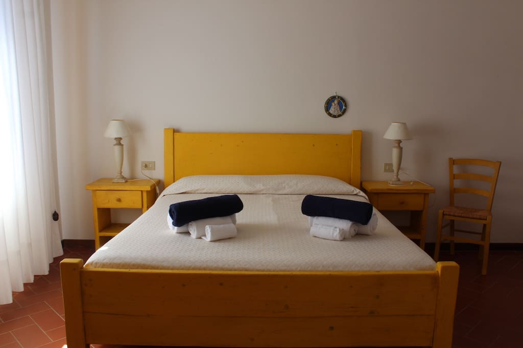 Camera matrimoniale della stanza 205 del l’agriturismo Fraschiera. Unica per la sua posizione , dalla finestra , un paesaggio tipicamente toscano ❣️