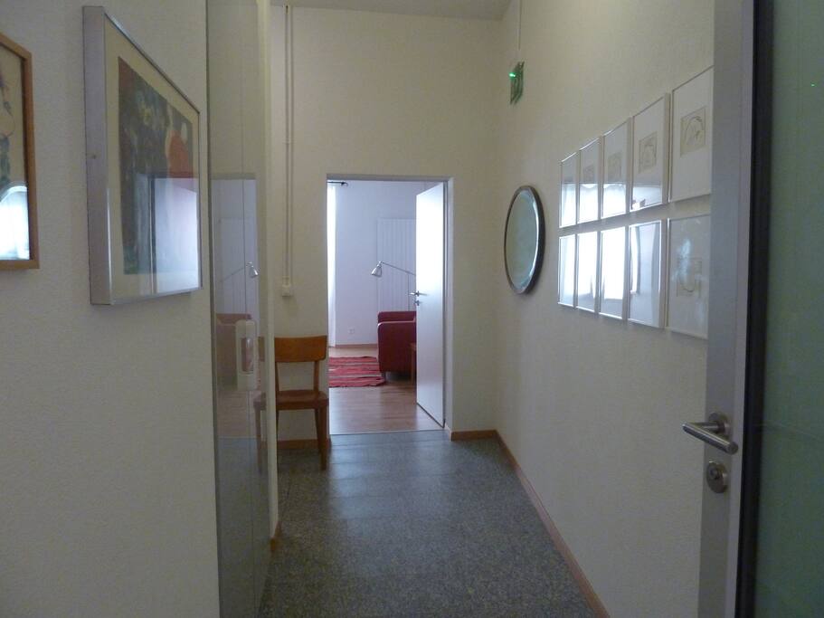 Blick durch den Korridor in Zimmer 1 im 1. Stock.