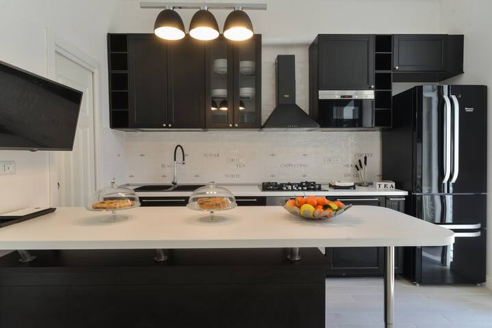 Luxury Apt 3 Bedrooms 4 Bathrooms gallery image 2