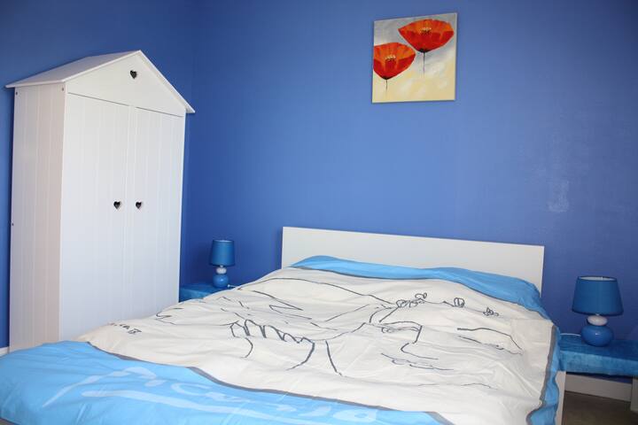 Chumba cha wazazi. Lit 1.40 m x 0.90 m.