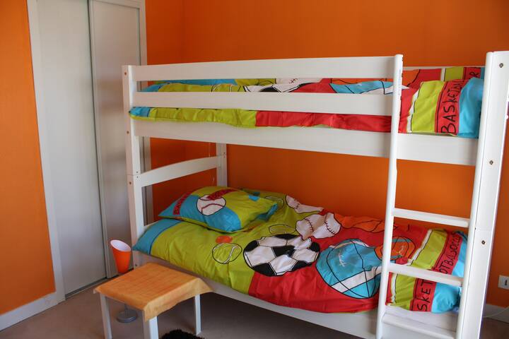 Chumba 2 vitanda vya ghorofa katika 0.90 m.