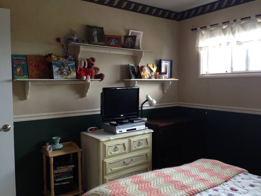 TV w/cable and DVD player