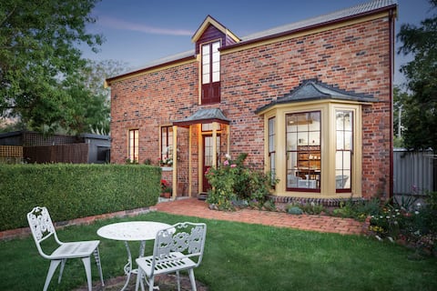 Newly renovated cottage in the heart of Evandale.