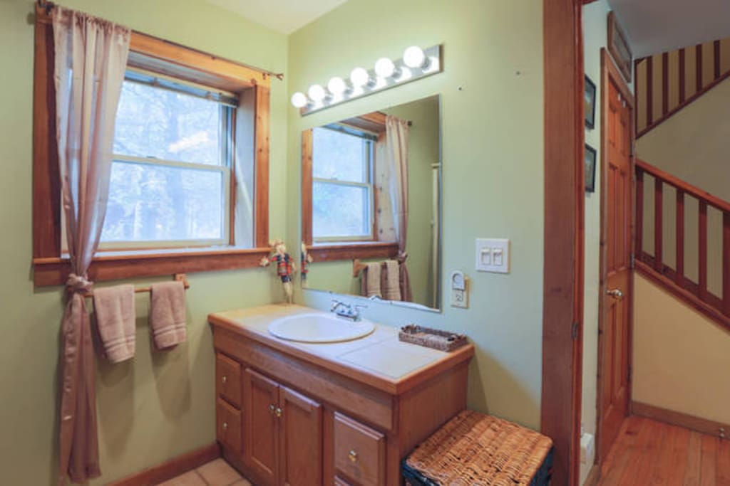 Downstairs full bath with tub/shower