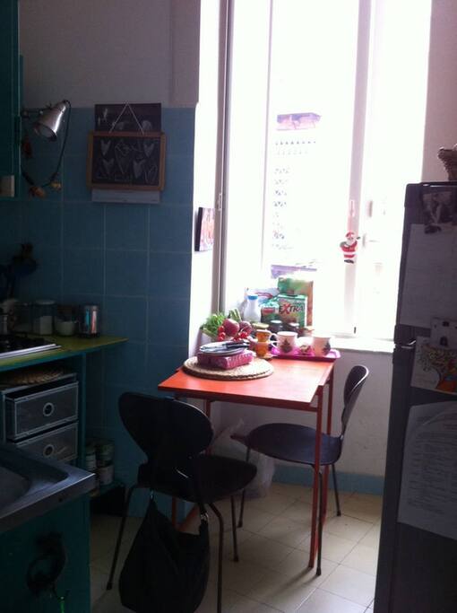 La cucina è piccina ma confortevole. c'è tutto quello che serve!