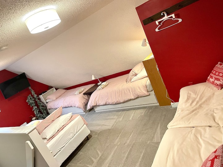 მე-3 სართული , 3 ორადგილიანი საწოლი და კომფორტული დივანი 