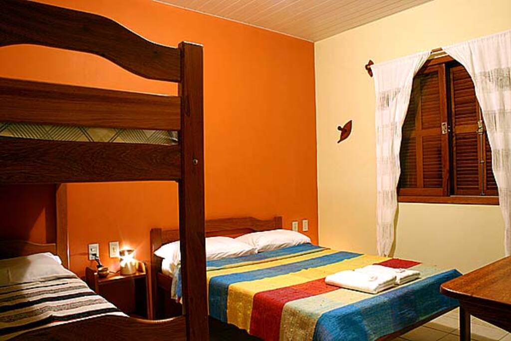 Quarto para 4 pessoas com ventilador.