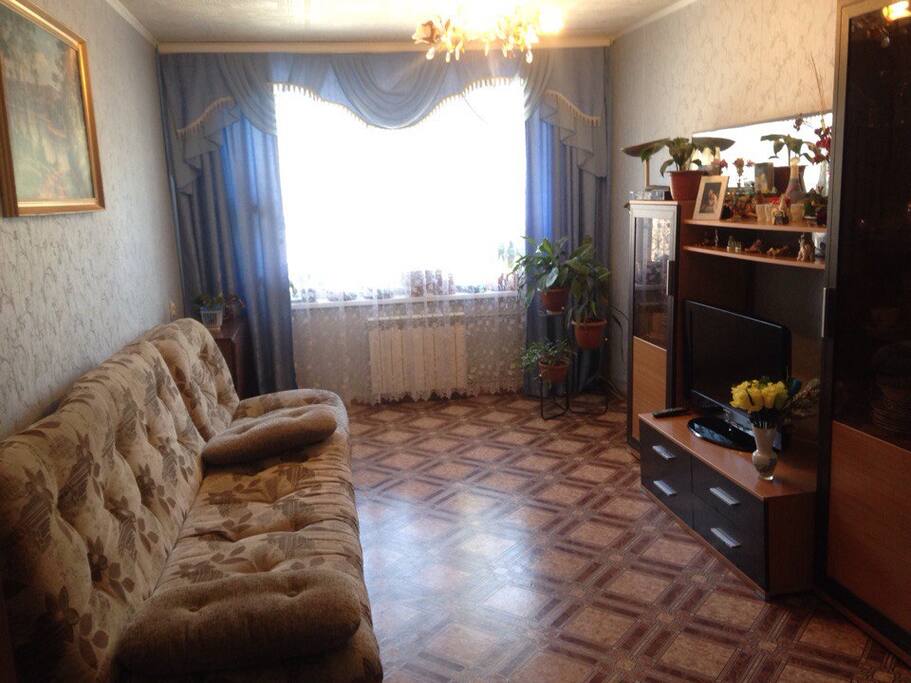 -Главная комната в квартире , большой телевизор , 2 спальных места .
-The main room in the apartment, a large TV, 2 beds.