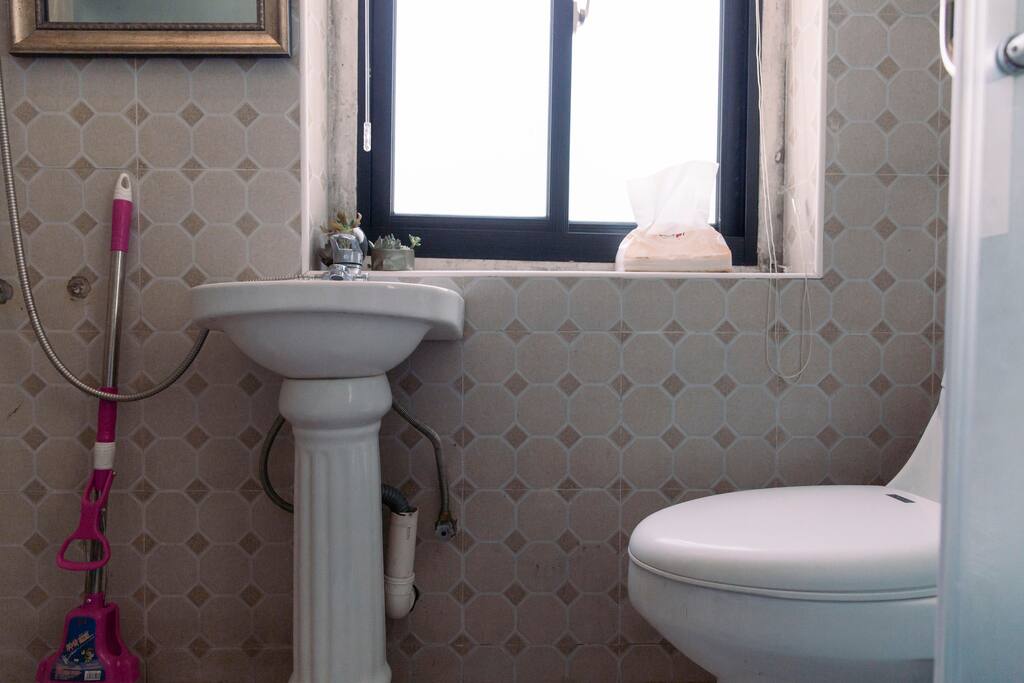 The studio has AC&shower,just not in the picture due to the angle of shooting.房间有空调和淋浴,只是拍照角度问题没有拍进去