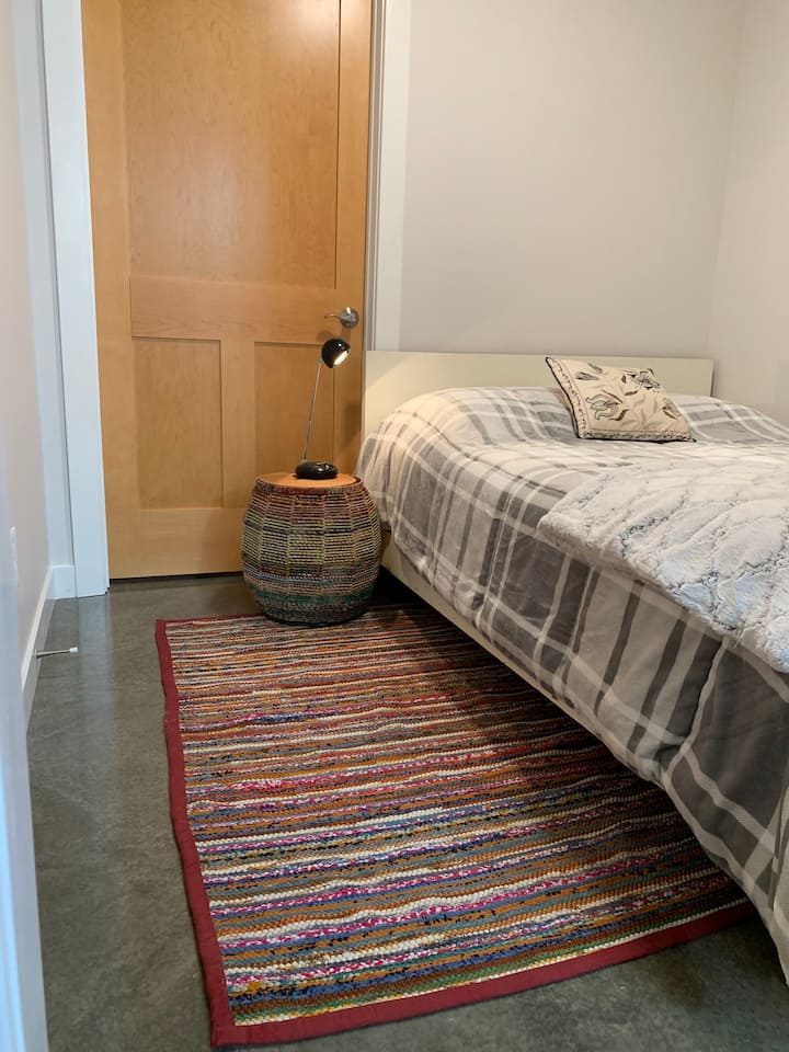 Втора спална соба со полн кревет