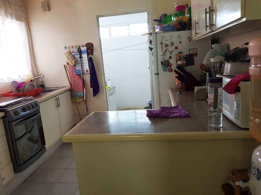 Cocina, se puede utilizar todo, platos, vasos, refrigerador, hornos, etc.