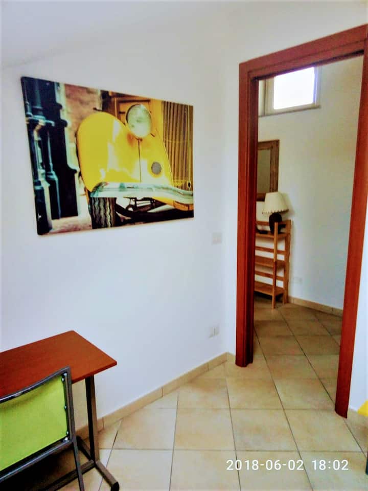 Schlafzimmer mit Liegestühlen