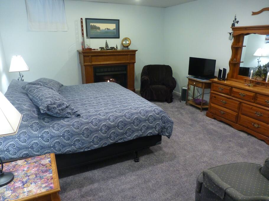 Red Cedar King Bedroom - TV and reading chairs.