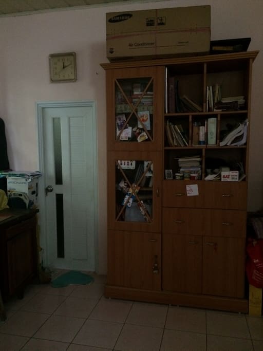 Full access to bookshelf. Some particular ones are Jane Eyre by Charlotte Brontë, Quiet by Susan Cain, Some Mindfulness Essentials such as How To Eat, How To Love by Zen Master Thich Nhat Hanh, The Lucky One by Nicholas, How To Win Friends And Influence People by Dale etc. or even SAT flash cards!!